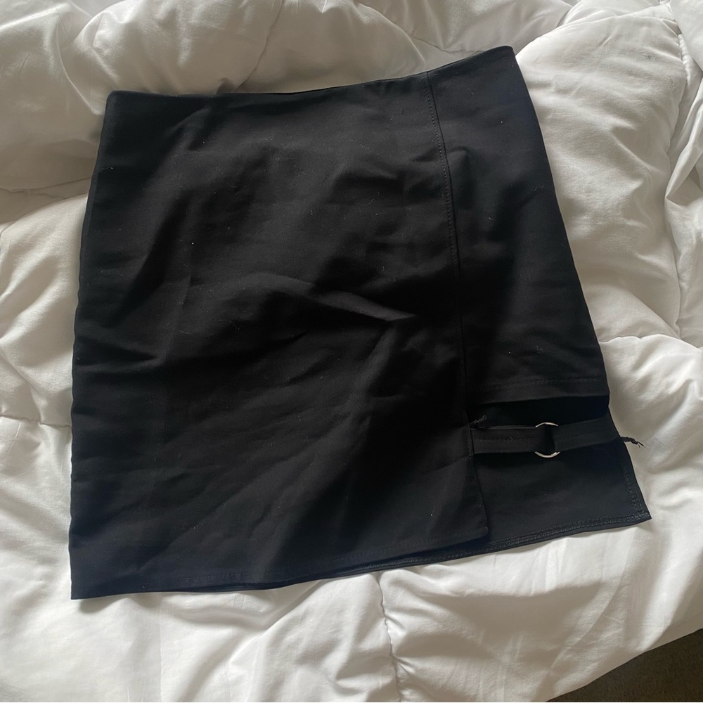 🦖 NWT Black cutout short skirt